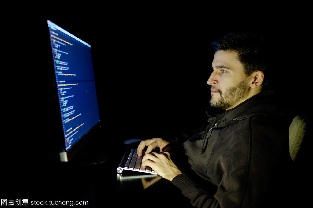 軟件開發(fā)人員計算機在黑暗的家庭辦公室